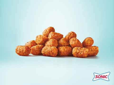 With a perfectly crispy exterior, warm and soft interior and a bold BBQ chip flavor, new SONIC BBQ Chip Seasoned Tots are the perfect afternoon snack or complement to your favorite SONIC burger, coney or sandwich. (Photo: Business Wire)