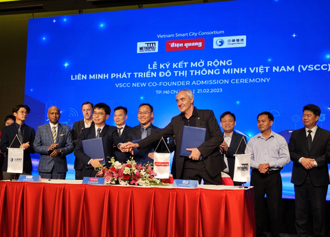 CHT Join VSCC signed MOU, (L to R), H. L. Liu, CHT-I Assistant VP, Hồ Huỳnh Hưng, CEO, DQ Group, Alfonso Vegara, Founder and Honorary President, Fundacion Metropoli. (Photo: Business Wire)