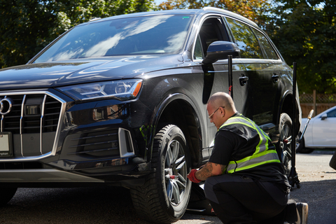 original On-demand car servicing delivered in customer's driveway. (Photo: Business Wire)