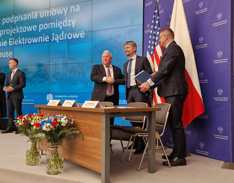 (standing L to R): David Durham, Westinghouse Energy Systems President, Tomasz Stępień, Polskie Elektrownie Jądrowe President, and Miroslaw Kowalik, President of Westinghouse Poland, complete a contract signing ceremony to advance Poland’s Nuclear Energy program as witnessed by U.S. and Polish government officials. (Photo: Business Wire)
