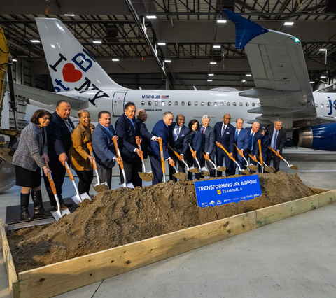 New York Governor Kathy Hochul (seventh from right) and JetBlue CEO Robin Hayes (first right) joins leaders for the JFK Terminal 6 groundbreaking. (Photo courtesy: Office of the Governor of New York)