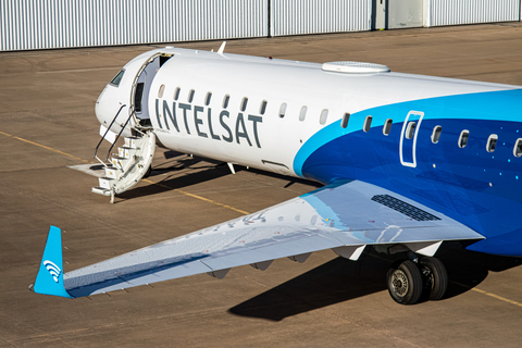 Intelsat?s ESA antenna, seen on top of the plane, offers a low profile and the lowest drag of any product Intelsat has ever offered, reducing CO2 emissions for airlines. (Photo: Business Wire)