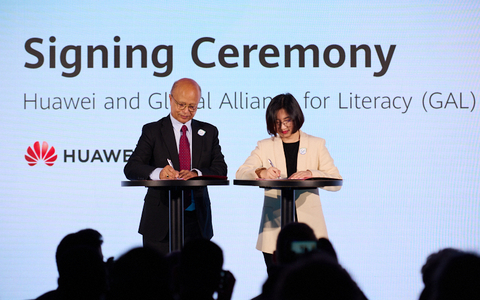 Representative from Huawei and UNESCO Institute for Lifelong Learning signs agreement (Photo: Huawei)