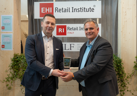 Sinanudin Omerhodzic, CTO at ALDI Einkauf SE. & Co. oHG (left) and Guy Yair, CRO at Trigo receiving the Retail Technology Awards Europe Top Supplier Retail 2023 in the Best AI & Robotics Application category. (Photo: Trigo)