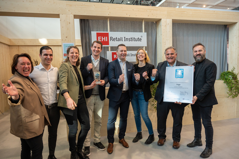 ALDI Nord and Trigo partnership team receiving the Retail Technology Awards Europe Top Supplier Retail 2023 in the Best AI & Robotics Application category. (Photo: Trigo)