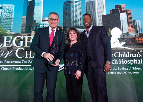 NFL on FOX studio analyst and Pro Football Hall of Fame defensive end Howie Long accepts illustrious Pat Summerall Award in Phoenix, Feb. 9, 2023 presented by Cheri Summerall, wife of late Pat Summerall and NFL on Fox broadcaster, Michael Strahan. (Photo: Business Wire)