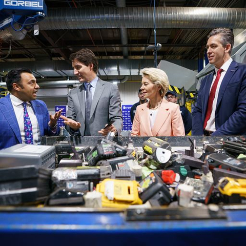 thumbnail Li-Cycle Co-Founder and CEO Ajay Kochhar, Canadian Prime Minister Justin Trudeau, European Commission President Ursula von der Leyen, and Li-Cycle Co-Founder and Executive Chairman Tim Johnston discussing Li-Cycle’s sustainable and safe process to recycle spent lithium-ion batteries at its Spoke facility in Kingston, Ontario. (Photo Credit: Adam Scotti)
