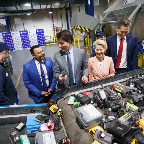 thumbnail From Left to Right: Li-Cycle employee, Li-Cycle Co-Founder and CEO Ajay Kochhar, with Canadian Prime Minister Justin Trudeau, European Commission President Ursula von der Leyen, and Li-Cycle Co-Founder and Executive Chairman Tim Johnston looking at end-of-life batteries on a conveyor belt at Li-Cycle’s Spoke recycling facility in Kingston, Ontario. (Photo Credit: Adam Scotti)