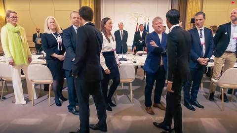 French President Emmanuel Macron, British Prime Minister Rishi Sunak, Greg Jackson, founder of Octopus Energy and Zoisa North-Bond, CEO of Octopus Energy Generation discussing Octopus’ plans to back the green energy revolution in France. (Photo: Business Wire)