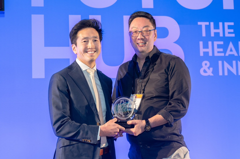 Dr. David Cho of the American College of Cardiologists awards the 2023 ACA People's Choice Innovation Award to Michael Kim, Founder and CEO of Habit Design. (Photo: Business Wire)