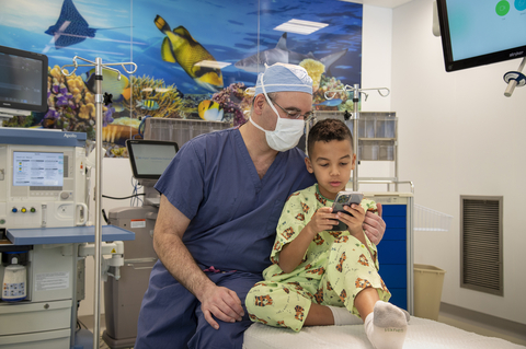 Dr. Jose Prince gets a young patient comfortable in the operating suite at Cohen Children’s Medical Center, a member of Northwell Health. Credit Northwell Health. (Photo: Business Wire)