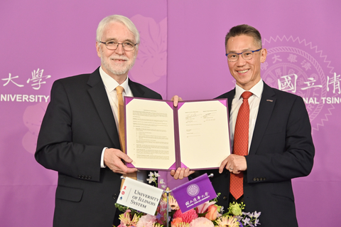 NTHU president W. John Kao (right) and University of Illinois System president Timothy L. Killeen (left) signed Memorandum of Understanding. (Photo: National Tsing Hua University)