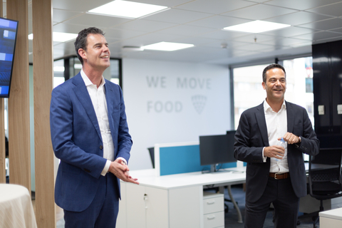 Harld Peters, Presidente de Lineage Logistics en Europa, y Raúl Fores Valles, Vicepresidente Regional del Sur de Europa, pronuncian unas palabras en la inauguración de la nueva sede de la compañía en Madrid. (Foto: Business Wire)