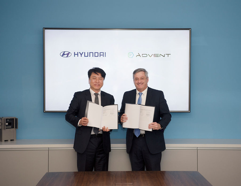 From left to right: Seung Hyun Hong, Ph.D. (Vice President, Materials Research & Engineering Center, Hyundai), Jim Coffey (Chief Operating Officer & General Counsel, Advent Technologies) (Photo: Business Wire)