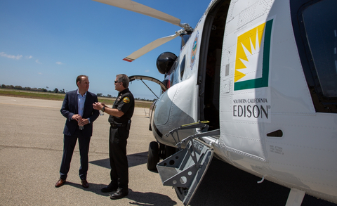 SCE President and CEO Steve Powell (left) discussing the capabilities of the CH-47 helitanker with Chief Brian Fennessy of the Orange County Fire Authority. (Photo: Business Wire)