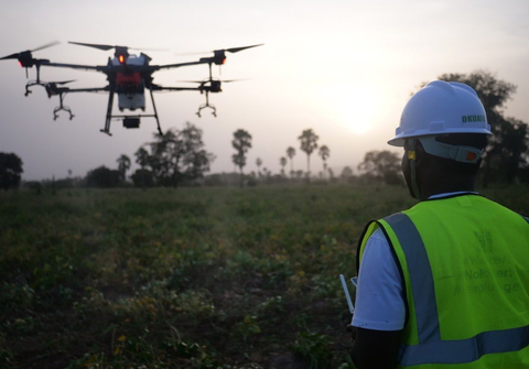 thumbnail Employee of Zayed Sustainability Prize winner, Okuafo Foundation, demonstrates how to use a drone to optimise agricultural production (Photo: AETOSWire)