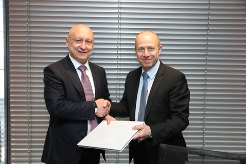 original David Beneš, CEO of CEZ Group, and Patrick Fragman, CEO of Westinghouse, shake hands after the signing. (Photo: Business Wire)
