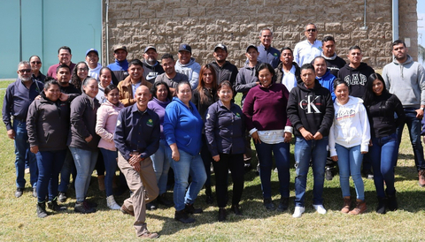 thumbnail La primera clase del programa de universidad de NatureSweet. (Photo: Business Wire)