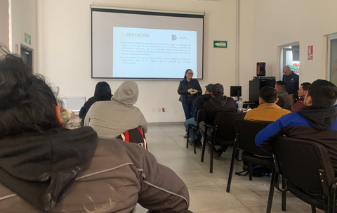 thumbnail Estudiantes durante clase en el programa de universidad de NatureSweet. (Photo: Business Wire)