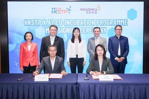 Mr Albert Wong, CEO of Hong Kong Science and Technology Parks (left, front row) and Ms Shan Wu, General Manager, AstraZeneca Hong Kong and Macau (right, front row) signed the Co-incubation Programme. Witnessed by Dr Sunny Chai, BBS, JP, Chairman, Hong Kong Science and Technology Parks Corporation (2nd from left, 2nd row), Ms Lillian Cheong, JP, Under Secretary, Innovation, Technology and Industry Bureau (middle, 2nd row), Sir Pascal Soriot, Chief Executive of AstraZeneca (2nd from right, 2nd row), Mr Leon Wang, Executive Vice President, International and China President, AstraZeneca (right, 2nd row) and Dr Grace Lau, Head of Institute for Translational Research Hong Kong Science and Technology Parks Corporation (left, 2nd row).