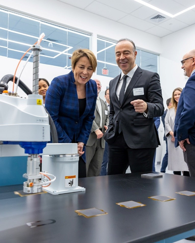 Massachusetts Governor Maura Healey with Advent Technologies Chairman and CEO Dr. Vasilis Gregoriou at the grand opening of the Company’s new facilities at Hood Park in Charlestown, (Boston), MA. (Photo: Business Wire)