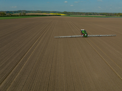 Fendt Rogator 665 在绿色对褐色的试验应用中使用了智能喷洒解决方案进行精准喷洒。（图片来源：Business Wire）