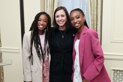 U.S. Senator Katie Britt (R-Ala.) presenting the Engage Woman Award for Non-Profit Leadership to Brooke and Breanna Bennett, Founders of Women in Training, Inc., at Engage’s Remarkable Women Reception and Dinner in Washington, D.C. on March 28 (Photo: Tony Powell)