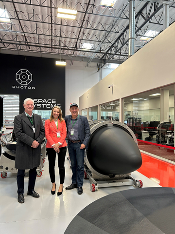 Image 2, from left to right: David Waterhouse, CEO Hypersonix USA, Inc, Nina Patz, Head of Marketing & Business Development Hypersonix USA, Inc and Michael Smart, CTO& Head of R&D Hypersonix USA, Inc. Photo taken at Rocket Lab USA, Inc HQ in Long Beach. (Photo: Business Wire)