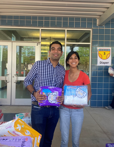 original Ivy Kids CEO Amyn Bandali and Shamsa Winnegar, director of development and partnerships at Connect Community, help distribute diaper donations to families in the Gulfton/Sharpstown area of Houston. (Photo: Business Wire)