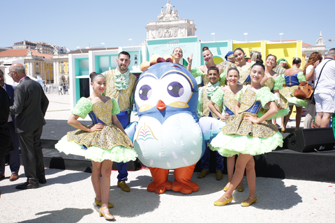 Galaxy Macau “Wavey the Peacock” interacted with a group of Portuguese Lisbon folk dance performers, showcasing an exciting resort experience to visitors (Photo: Business Wire)