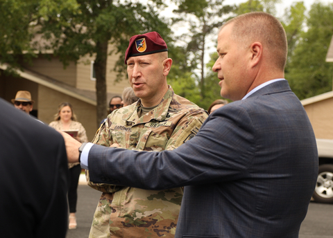 Brigadier General Gardner and Pete Sims discuss the new renovations at Fort Polk. (Photo: Business Wire)
