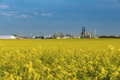 Fluor has signed a license agreement with Federated Co-Operatives Limited (FCL) for the application of Fluor’s Econamine FG Plus carbon capture technology at FCL’s Co-op Renewable Diesel Complex (adjacent to FCL’s facility pictured) in Regina, Saskatchewan, Canada. (Photo: Business Wire)