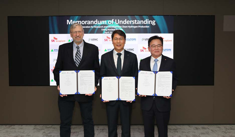 Francesco Venneri, CEO of USNC, Hong Hyun-seong, CEO of Hyundai Engineering, and Park Kyung-il, CEO of SK ecoplant after signing an MOU for the construction of the Hydrogen Micro Hub. (Photo: Business Wire)