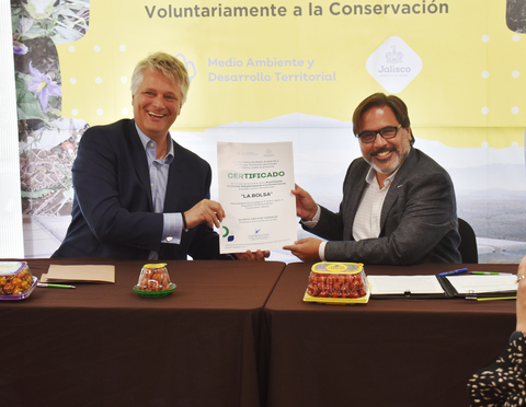 NatureSweet recibe a traves de manos de Rodolfo Spielmann, Presidente & CEO , la certificacion en su planta Tuxcacuesco como Area Estatal Voluntareamente Destinada a la Conservacion (AEDVC) de parte del Gobierno de Jalisco. (Foto: Business Wire)