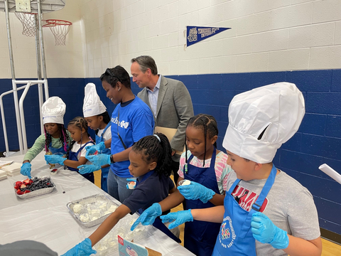 Students at College Park Elementary School show off their newly attained cooking skills for Anthem Blue Cross Blue Shield of Georgia volunteers and President Robert Bunch. (Photo: Business Wire)