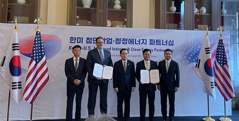 Rockwell and Doosan officials join South Korea’s Minister of Trade, Industry and Energy Lee Chang-Yang at the official signing ceremony. Pictured from left to right are: Yong Ha Lee, Regional Director, Korea, Rockwell Automation; Ed Moreland, Vice President, Government Affairs and External Communications, Rockwell Automation; Minister Lee Chang-Yang, South Korea’s Minister of Trade, Industry and Energy; Hongsung Moon, President and Chief Business Officer, Doosan Corporation; William Junghoon Ryu, Chief Executive Officer, Doosan Robotics. (Photo: Business Wire)