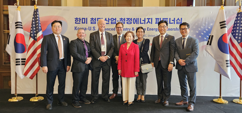 QAD's Andreas Bareid, NAATBatt's James Greenberger and others at the signing of the Memorandum of Understanding between the US and South Korea (Photo: Business Wire)
