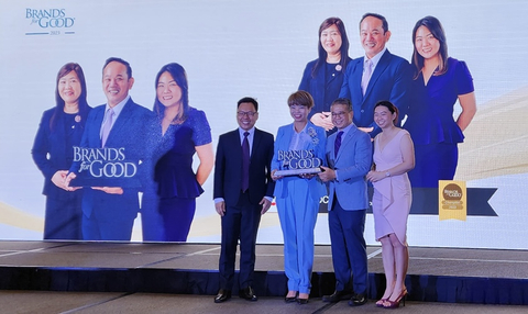TDCX Group Chief Operating Officer, Ms Angie Tay (second from left) receives the Champion, Business For Good category award at the Brands For Good Awards 2023. (Photo: Business Wire)