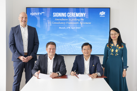 From left to right: Holger Riemenschneider, Head of IT at IONITY, Michael Hajesch, CEO of IONITY, Le Hai, CEO of FPT Software Europe, Chu Thi Thanh Ha, Chairwoman of FPT Software (Photo: Business Wire)