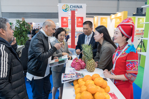 Chinese exhibitors introduced fruit products to foreign buyers at MacFrut 2023 (by Marco Wei)