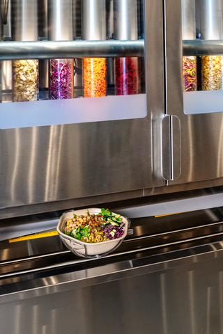 Guests can watch the technology at work, from dispensing greens and dressing bowls and plates, to evenly dispersing ingredients and mixing salads. (Photo: Business Wire)