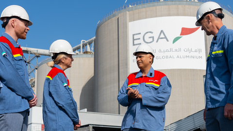 EGA CEO Abdulnasser Bin Kalban (center) greets Alcoa’s Executive Vice President and Chief Commercial Officer Kelly Thomas (second from left) and Ben Lindsey, Alcoa Vice President of sales for bauxite and alumina, at Al Taweelah alumina refinery in Abu Dhabi. At far right is Simon Storesund, EGA’s Chief Supply Chain and Business Development Officer (Photo: Business Wire)
