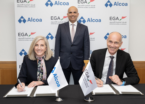The alumina contract is signed on May 15, 2023, by Simon Storesund, EGA’s Chief Supply Chain & Business Development Officer, and Kelly Thomas, Alcoa’s Executive Vice President and Chief Commercial Officer, in the presence of EGA’s Chief Executive Officer Abdulnasser Bin Kalban. (Photo: Business Wire)