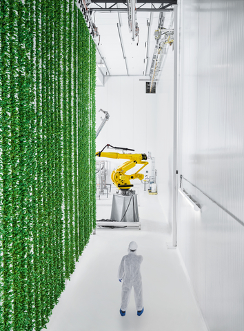 A robot harvests towers of leafy greens in the Plenty Compton Farm (Photo: Business Wire)