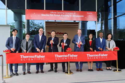 Pictured from left to right, Tan Kong Hwee, Executive Vice President of Singapore Economic Development Board; Sho-Wen Yeo, Vice President and General Manager of Southeast Asia and Taiwan, Thermo Fisher Scientific; Tony Acciarito, President, Asia Pacific & Japan, Thermo Fisher; Png Cheong Boon, Chairman of Singapore Economic Development Board; Deputy Prime Minister of Singapore Heng Swee Keat; Michel Lagarde, Executive Vice President and Chief Operating Officer, Thermo Fisher; Goh Wan Yee, Senior Vice President and Head of Healthcare, Singapore Economic Development Board; G. Selva, General Manager of Sterile Fill Finish Facility, Thermo Fisher; Hrissi Samartzidou, Vice President of Marketing, Pharma Services, Thermo Fisher (Photo: Business Wire)