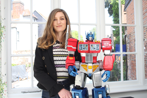 Clare Foltynie, Co-founder of Agora Models with their Big-Scale-Model of Optimus Prime. This model kit is the latest launch from Agora Models, measuring 78cm (2 1/2 ft) tall and composed of over 600 carefully engineered die-cast pieces, with electronics that include a faceplate that moves in sync to speech and on-body lighting. This model is fully articulated allowing it to be posed in myriad ways to re-enact the heroic poses from the TV series from our childhood. (Photo: Business Wire)