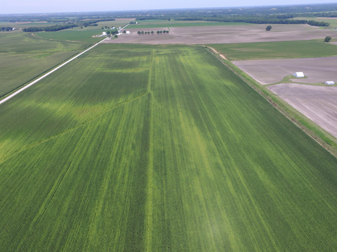 Most of the middle of this field was light in color, signaling nitrogen deficiency. This could not be seen standing at the edge of the field. The lighter the plants, the more additional nitrogen is needed to reach full potential. (Photo: NVision AG)