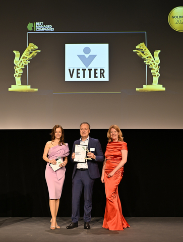 Vetter Managing Director Peter Soelkner together with Dr Christine Wolter, Managing Partner Business Tax & International Tax Deloitte (right), and moderator Susanne Schoene (left) at the presentation of the Best Managed Companies Award on 25 May in Düsseldorf. © Vetter Pharma International GmbH