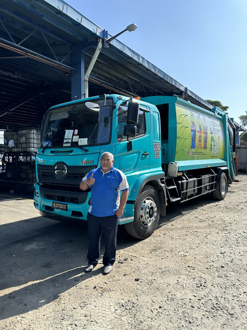 Amirludin Che Ahmad, Operations Manager of Southern Waste Management, welcomes one of the company’s 250 Hino refuse collection vehicles equipped with the Allison 3000 Series™️ automatic transmission. (Photo: Business Wire)