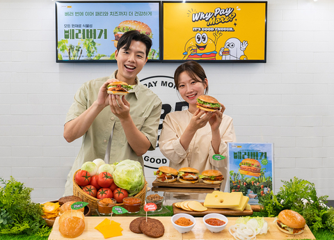 At No Brand Burger Seoul City Hall store located at Mugyo-dong, Jung-gu, Seoul, models are introducing ‘Better Burger’ made with 100% plant-based ingredients. The ‘Better Burger’ is a burger whose four main ingredients – bun, patty, cheese, and sauce - are all made with 100% plant-based ingredients developed by SHINSEGAE FOOD. No Brand Burger’s ‘Better Burger’ is the world’s first burger to contain plant-based cheese among those from global burger franchises. In addition, 'Better Burger' has enriched its meat flavor with the patty made with 'Better meat', a plant-based alternative meat of SHINSEGAE FOOD, as well as Bolognese sauce with plant-based ground meat for consumers who often enjoy meat. (Photo: SHINSEGAE FOOD)